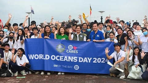 [center from left to right] SM by the BAY Assistant Mall Manager, Faye Preolco; SM Supermalls Senior Sustainability Manager, Belinda Bartolome-Gonzales; DENR Undersecretary for Strategic Communications Malu Erni; and SM Supermalls Senior Assistant Vice President for Mall Operations, Perkin Bentley So; together with the students and faculty of NU-Nazareth
