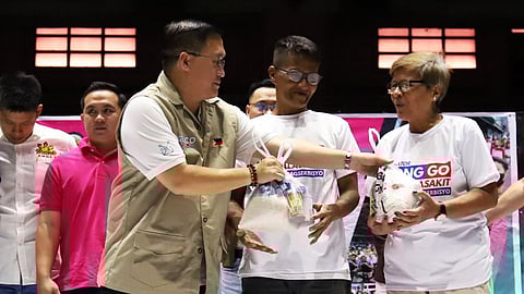 Bong Go provides aid to urban poor workers in Pasay