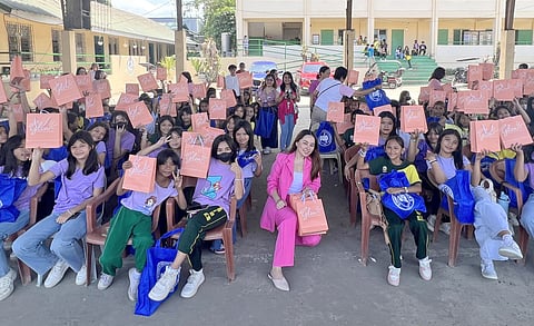 Ever Bilena’s Denice Sy (center) with Pasig Elementary School grade school students.