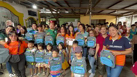 Meralco powers new school year Dominant electricity distributor Meralco, through its social development arm, One Meralco Foundation, recently participated in and supported the outreach program spearheaded by Batangas’ Tricab Media. About 130 public school student beneficiaries from Kinder to Grade 6 of Teodoro M. Kalaw Memorial School and Padre Valerio Malabanan Memorial School at Barangay 3 Poblacion in Lipa City, Batangas, received brand new school bags and school supplies to kickstart the back-to-school-season. 