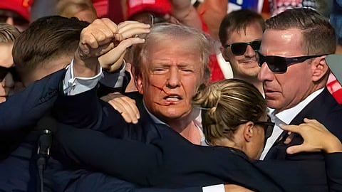 INAALALAYAN ng mga US Secret Service agents ang sugatang dating pangulong Donald Trump pababa sa entablado matapos may mamaril sa kanya habang nagsasalita sa mga tagasuporta sa isang kampanya sa Butler, Pennsylvania noong Sabado (Linggo sa Maynila). 