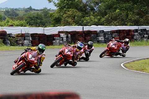 IT’S a thrilling day at the race track in Tarlac.