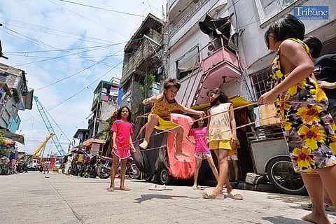 TRIBUNE-kids-playing-chinese-garter
