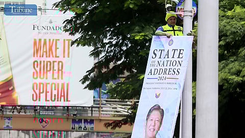 (July 19 2024)………..Metropolitan Manila Development Authority (MMDA) workers put a tarpaulin of President Ferdinand Marcos Jr. third State of the Nation Address (SONA) along Edsa Kamuning in Quezon City, on Friday July 19 2024……..Photo/Analy Labor