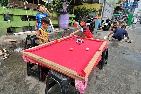 TRIBUNE-childrenplaying-billiards