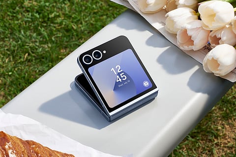 PHOTOGRAPH COURTESY OF samsung
SAMSUNG Galaxy Flip 6.