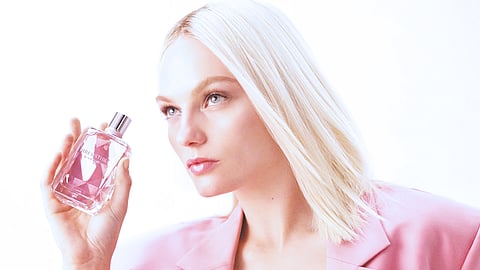 RADIATE enchanting femininity with Givenchy’s newest parfum. 