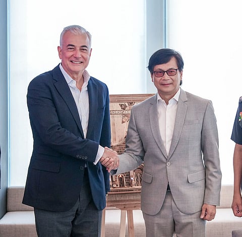 Ayala Corporation Chairman, Jaime Augusto Zobel de Ayala and Interior and Local Goverment Secretary after the MoA signing. 