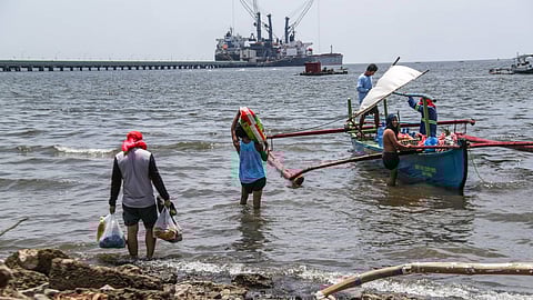 BFAR assists Limay fisherfolk