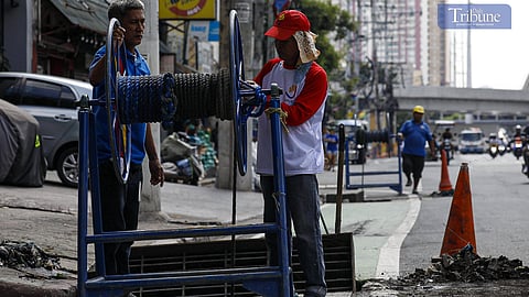 MMDA conducts declogging of drainage along Sta. Mesa Blvd. in Manila