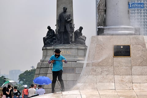 TRIBUNE-worker-cleaning
