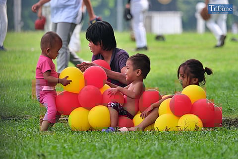 TRIBUNE-kids-with-balloons