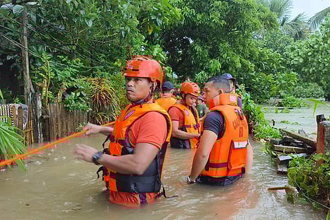NAGSASAGAWA ng pagliligtas ang mga miyembro ng Philippine Coast Guard sa ,ga binahang lugar sa Hilagang Samar sa kasagsagan ng Bagyong ‘Enteng’ kahapon.