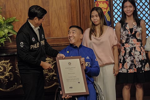 (FILE) PRESIDENT Ferdinand Marcos Jr. (left) puts a smile on the face of wheelchair racer Jerrold Mangliwan and other Filipino para athletes during their courtesy call in Malacañang