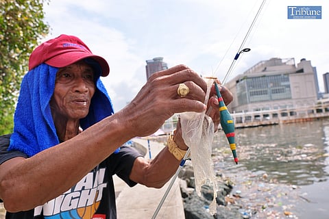 LOOK: People attempting to fish in Manila Bay are facing difficulty as they only end up catching plastics instead of fish on Monday, 16 September 2024.