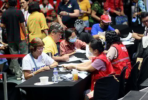 (October 13 2024)………..Stunt doubles, background actors, and other movie industry workers gathered at the Philsports Arena in Pasig City on Sunday, October 13, 2024, to receive government financial assistance (AKAP). Booths of various agencies (LTO, SSS, PAG-IBIG, Philhealth) will also be in place to provide essential services to the beneficiaries during the Serbisyo caravan led by Metropolitan Manila Development Authority (MMDA) Chairman Don Artes.………Photo/Analy Labor