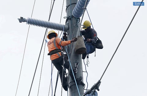 (October 17 2024)………..Meralco Industrial Engineering Services Corporation (MIESCOR) workers replaced the electrical wire at the newly installed pole on Commonwealth Avenue Brgy. Holy Spirit, Quezon City,This month, Manila Electric Company (Meralco) reduced electricity rates by P0.3587 per kWh due to lower generation costs.……..Photo/Analy Labor