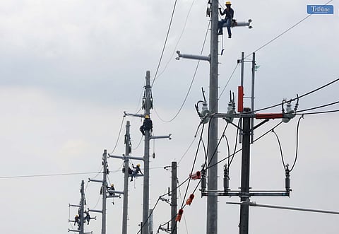 (October 17 2024)………..Meralco Industrial Engineering Services Corporation (MIESCOR) workers replaced the electrical wire at the newly installed pole on Commonwealth Avenue Brgy. Holy Spirit, Quezon City,This month, Manila Electric Company (Meralco) reduced electricity rates by P0.3587 per kWh due to lower generation costs.……..Photo/Analy Labor