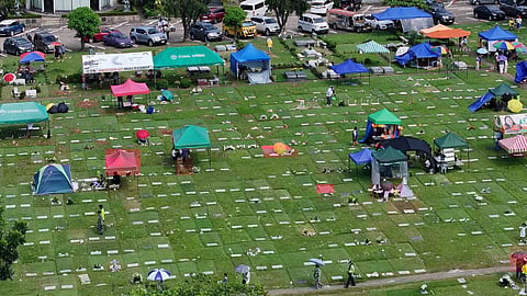 Caloocan cemeteries draw thousands