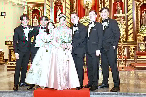 Czarina Ablaza Syquia and Dr. Jofe Syquia with their children (from left) Amanu, Azi, Azia, Alfonso and Agu Syquia.