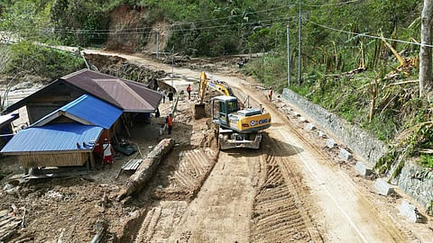 DPWH clears roads to Aurora