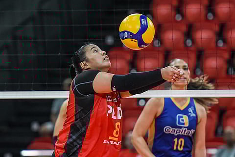 Kath Arado comes up with a solid defensive effort, helping the PLDT High Speed Hitters pull off a 25-17, 25-20, 25-17 win over Capital1 to secure the solo lead in the PVL All-Filipino Conference.
