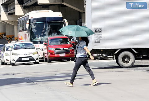 (26 November  2024) Pedestrians use umbrellas to protect themselves from the intense heat along EDSA in Quezon City on Tuesday, November 26, 2024, as the state weather bureau Philippine Atmospheric, Geophysical, and Astronomical Services Administration (PAGASA) warns the public to be cautious outside as fair and hot weather will persist in Metro Manila and most parts of the country despite the declaration of Amihan season. Temperatures in Metro Manila will range between 24 and 33 degrees Celsius.………Photo/Analy Labor