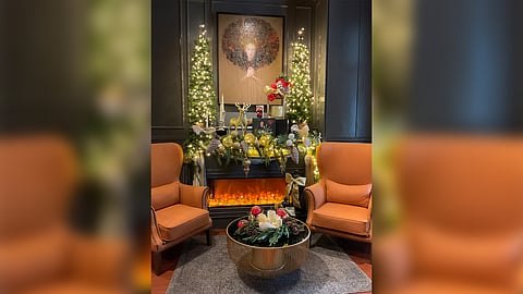 Cozy nook by the entrance.