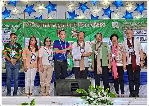 Representative Wallace Minn-Gan Chow of Taipei Economic and Cultural Office in the Philippines and his delegation from the Taipei Economic and Cultural Office in the Philippines attended the Dingalan City Mobile Computer Classroom Graduation Ceremony at the invitation of the Love & Care Foundation. (From right: 4th - Representative Wallace Minn-Gan Chow; 3rd and 2nd from left - Dingalan City Mayor Shierwin Taay and his wife Aurora; 3rd from right - Foundation Founder Billy Huang;  2nd from right - Foundation Chairperson Jean Chou; 1st from right - Executive Director Nelson Ong; 2nd from left - Councilor Abi Galvez; 1st from left - TESDA Aurora Provincial Director Nomer Pascual).