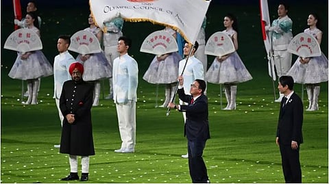 Governor of Aichi prefecture, Hideaki Omura (C), at the closing ceremony of the Hangzhou Asian Games 