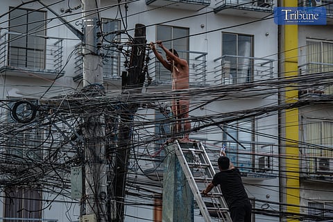 A 28-year-old man climbed an electric post sans clothes at a busy intersection on Thursday, 12 December 2024, and threatened to harm himself. A rescuer later persuaded him to come down, preventing him from climbing back up. 