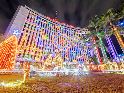 DAZZLING CHRISTMAS DISPLAY USING SUSTAINABLE MATERIALS. Shown in photo is Meralco’s iconic Lopez Building, with its facade adorned with energy-efficient and colorful lights showcasing various types of renewable energy sources. Meanwhile, the giant Belen, another major attraction of the Liwanag Park, is made of repurposed copper wires.