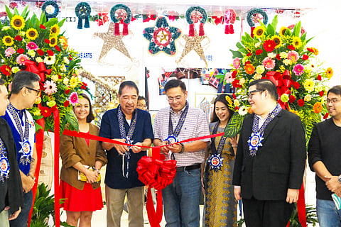 Yule show at Tarsee town Daily Tribune Publisher and President Willie Fernandez and Muntinlupa City Mayor Ruffy Biazon (fourth and fifth from left) cut the ribbon to open the 3rd edition of Tindahan ni Tarsee at Festival Mall, Alabang. At the ceremony are (from left) Maya NCR regional head Joms Ramirez II (partly hidden), Frederick Imson of the Philippine Charity Sweepstakes Office Corporate Planning Department, Festival Mall VP for corporate marketing Denice Rae Lagayan, Fernandez, Biazon, Assistant Secretary Inna Loyola, Strategic Communications and Public Affairs, Department of Tourism; and Kaunlad Pinoy Rep. Coco Martin. Different handicrafts and other indigenous products were on display during the three-day event.