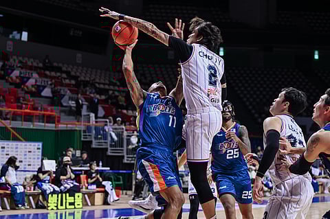 Chris Newsome of Meralco gets blocked by Choi Jun Yong of Busan KCC Egis during their EASL game
late Wednesday at the Sajik Gymnasium in Busan,
South Korea. The Koreans prevailed, 72-68.