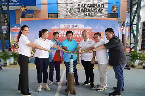 Obando Mayor Leonardo D. Valeda (center) and OMF president Jeffrey O. Tarayao (3rd from right) lead the ceremonial switch-on that brings electricity to 60 households of Barangay Salambao. With them are Meralco North HMB head Maita Basa-David, Meralco Valenzuela Business Center manager Andrew Borja and barangay captain Mercy Dolorito.