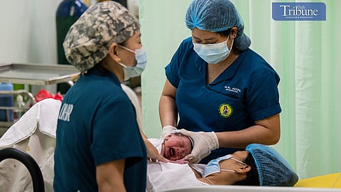 The baby is healthy, weighing 3,882 grams and measuring 42 cm. 