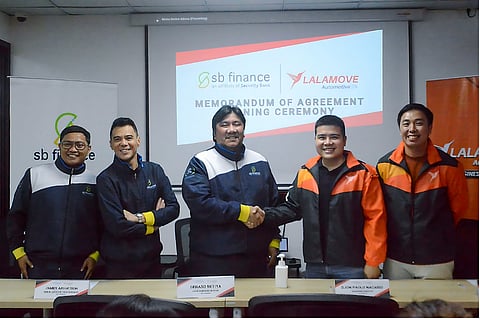 SB Finance sign a partnership with Lalamove Philippines to provide financial solutions to Lalamove delivery drivers. (From left) Patrick David Felizardo, SB Finance national sales head for OR/CR for Cash; James Arvin Ison, head of OR/CR for Cash Sales & Distribution, Gerard Betita, chief business officer; Djon Paolo Nacario, managing director; Ernest Geno Torres, Lalamove Automotive marketing lead.