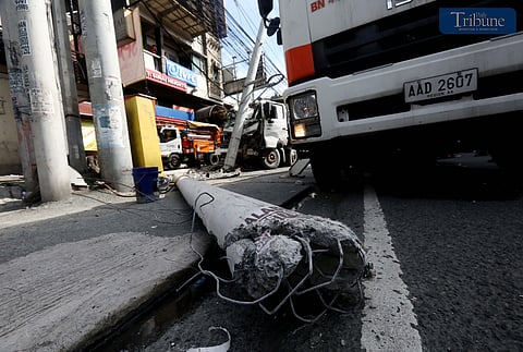 Truck, bumangga sa poste sa Ortigas, drayber nito, sugatan