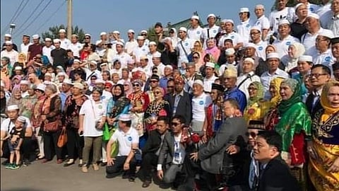 Photo of the descendants of the 32nd Sultan Punjungan Kiram alongside the 21st descendants of the East King of Sulu, buried in China, with family names Ans and Wens.