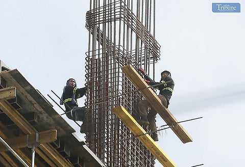 (January 30 2025) Workers were seen working at the top of a building under construction in Kamuning, Quezon City, and the House of Representatives is expediting deliberations to push for a P200 wage increase, according to House Speaker Martin Romualdez.The announcement came one day after a meeting with labor groups on Tuesday, January 28. Photo/Analy Labor