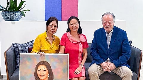FIRST Lady Liza Araneta-Marcos shows the portrait painted by renowned artist Lulu Coching-Rodriguez.