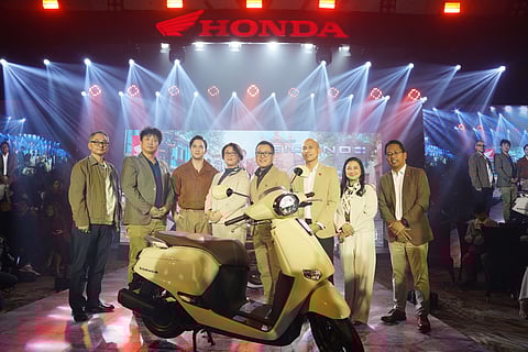 HONDA Giorno+ scooter is a game-changer in the Philippines. Shown are: (from left) Yasunori Miyamoto, vice president of Finance at Honda Philippines Inc.(HPI); Kohei Yamamoto, executive vice president of Manufacturing (HPI); Alden Richards, actor and product ambassador; Sayaka Arai, president (HPI); Dai Harada, chief engineer and large project leader, Honda Motor Co. Ltd.; Jomel Jerezo, vice president of Motorcycle Sales & Supply Chain Management, (HPI); Maria Fe Quijano, assistant vice president of Finance and IT (HPI) and Juan Gerry Datario, assistant vice president of Business Administration (HPI). 