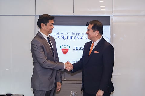 (L-R) Integrated Bar of the Philippines International Law and International Affairs Committee chairperson Associate Dean Andre Palacios and DivinaLaw managing partner Dean Nilo Divina.