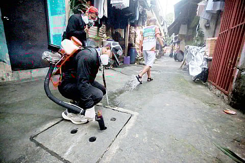 Smoke them out The Quezon City Health Department conducted fogging and fumigation operations in coordination with officials of Barangay Escopa 3 in Quezon City as part of the local government’s effort to mitigate the dengue outbreak, as declared by the Quezon City government on Saturday following the deaths of 10 individuals in recent months. The city’s dengue surveillance data reveals 1,708 cases from 1 January to 13 February. 
