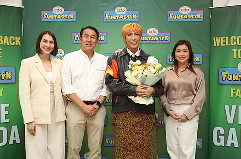 Vice Ganda poses with CDO’s Ong Family. (L-R) Janna Marie Ong-Santos, Marketing Manager, Jerome Ong, President and CEO and Dra. Charmaine Ong-Castro, SVP, Corporate Purchasing, Treasury and Corporate Governance