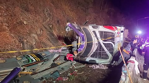 INAABOT ng mga rescuer ang bumagsak na bus upang tulungan ang mga sugatang pasahero sa lugar ng insidente.