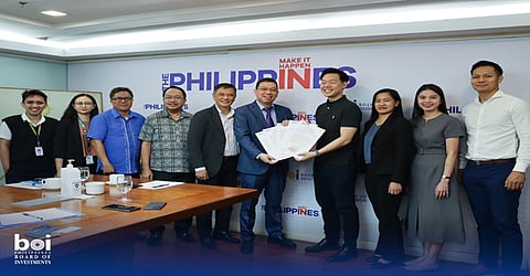 Trade Undersecretary and BOI Managing Head Ceferino Rodolfo (sixth from left) handed the Green Lane Certificates to Vena Energy Head, Investment (Philippines) Westin Raymond Contreras at the awarding ceremony in the BOI Main Office on 22 January 2025.