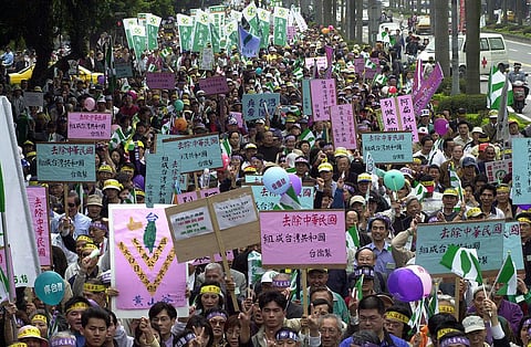 [FILES] Thousands of the pro-independent demostrators chant slogans "Say yes to Taiwan, Say no to China" during the "Taiwanese Stand up demostration" marking the first year in power for President Chen Shui-bian's inauguration, 18 March 2001. Kin demanded Chen to organise the "Republic of Taiwan" instead of the "Republic of China".