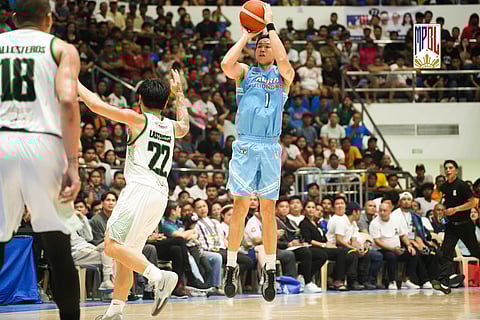 Dave Ildefonso lights up the Abra Weavers scoreboard during their 69-60 win over Biñan in their MPBL game over the weekend.