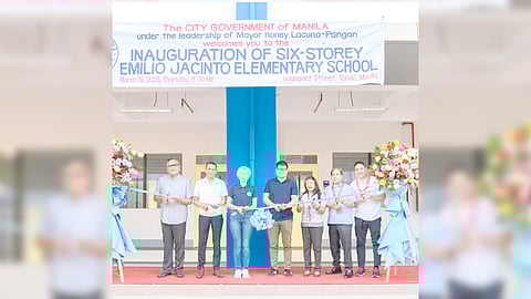 
MANILA Mayor Honey Lacuna leads the inauguration of the new, airconditioned classrooms at the Emilio Jacinto Elementary School on Thursday. 
